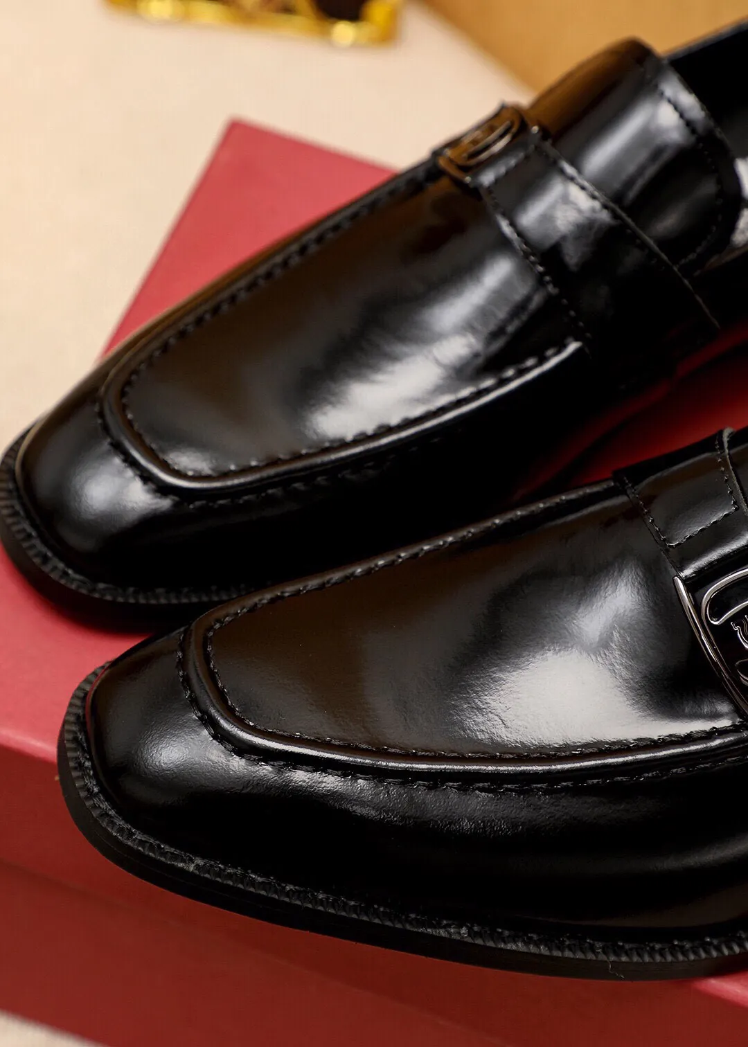 Men's shoes 💰400 💐 Product trademark: Ferragamo "Ferragamo" casual leather shoes Regular size: 39-44 (38.45.46🉑️Customized) Product materials: Selected imported open-edge beaded calfskin upper + classic hardware buckle, imported pig leather lining. Strong three-dimensional visual effect, non-slip and wear-resistant combination outsole Color: 1⃣️color optional